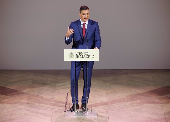 El presidente del Gobierno en funciones y secretario general del PSOE, Pedro Sánchez, interviene durante un encuentro en el Ateneo de Madrid, a 4 de septiembre de 2023, en Madrid (España). 