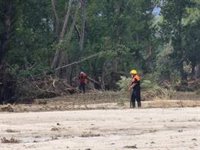 Bomberos amplían la zona de búsqueda de los desaparecidos al bajar el caudal, pero con muchas dificultades