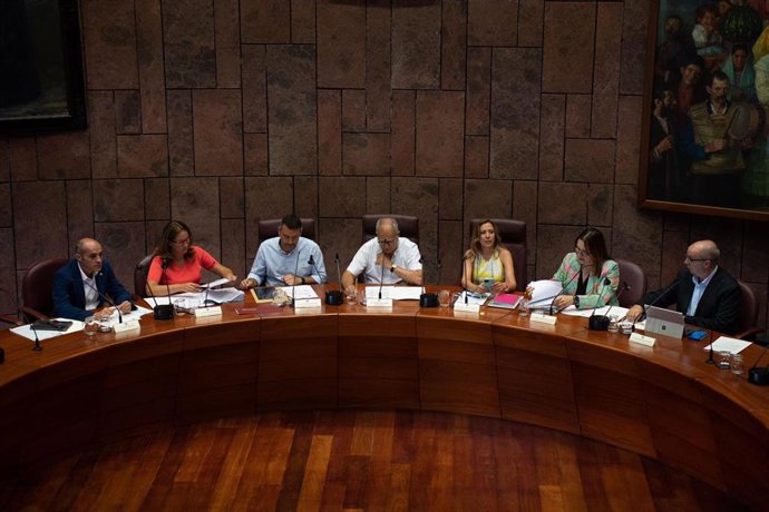 Reunión de la fecai en asamblea presidida por el presidente del Cabildo de La Gomera, Casimiro Curbelo