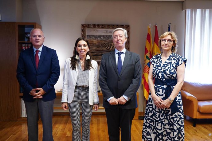 La presidenta de las Cortes de Aragón, Marta Fernández, con los representantes de la Cámara de Cuentas.