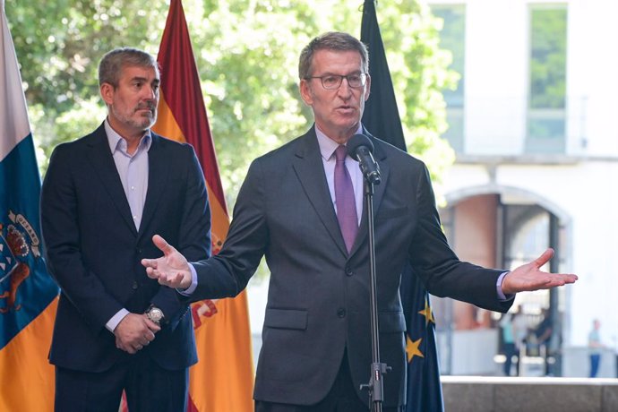 El presidente nacional del PP y candidato a la presidencia del Gobierno, Alberto Núñez Feijóo, durante una rueda de prensa tras su reunión con el presidente del Gobierno de Canarias y líder de Coalición Canaria (CC), en la sede de la Presidencia de Sant