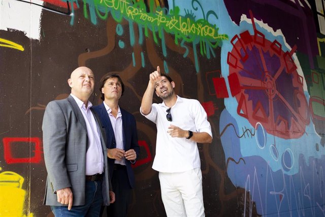 El alcalde de Dos Hermanas y el rector de la UPO, con el artista del mural en el acceso al campus.