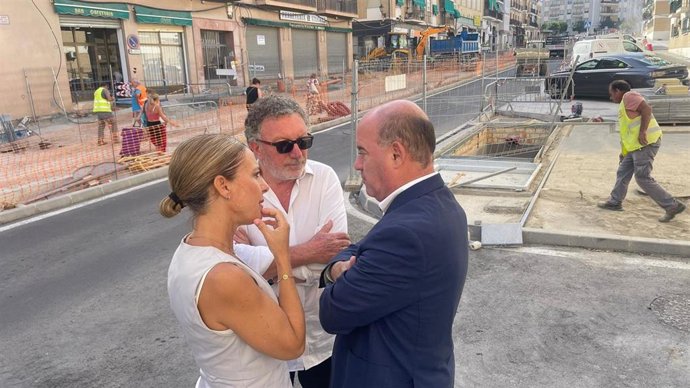La diputada de Fomento e Infraestructuras, Nieves Atencia, y el alcalde de Antequera, Manuel Barón, han visitado las obras.