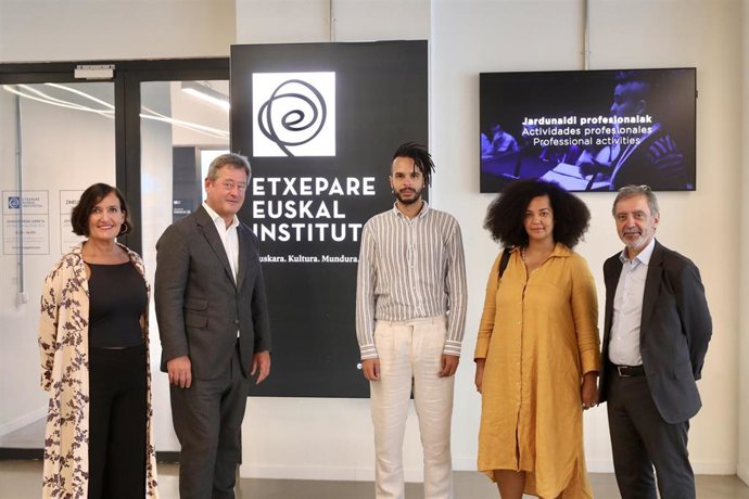 Archivo - Los comisarios de la Bienal de So Paulo 2023 conocen el contexto artístico vasco de la mano del programa ZABAL