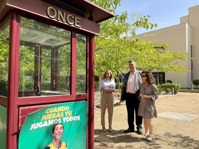 La presidenta del Parlamento mantiene una reunión con responsables de la Delegación Territorial de la ONCE