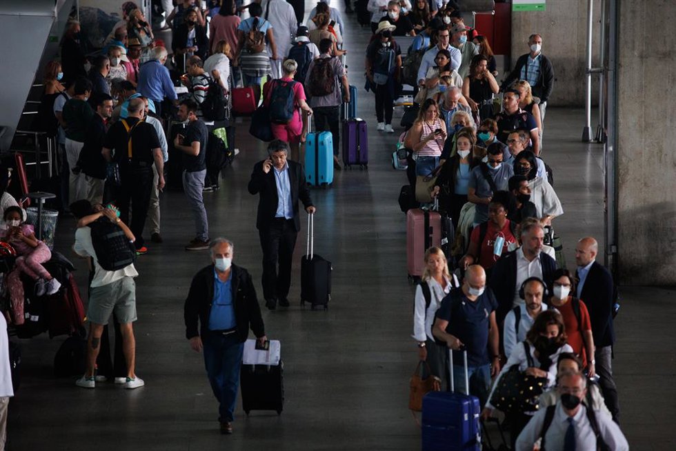 Archivo - Varias personas esperan la cola de los taxis en la Terminal 4 (T4) del aeropuerto Adolfo Suárez Madrid-Barajas.