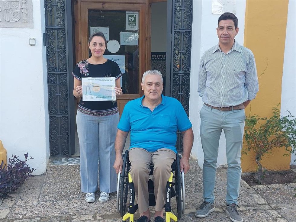 El delegado municipal de Empleo y Servicios Sociales, José Manuel Palomo, y el presidente de la Federación Provincial de Asociaciones de Personas con Discapacidad Física y Orgánica de Sevilla (Cocemfe Sevilla), Juan José Lara Ortiz.