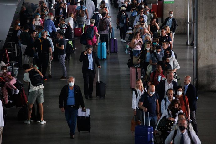 Archivo - Varias personas esperan la cola de los taxis en la Terminal 4 (T4) del aeropuerto Adolfo Suárez Madrid-Barajas, a 8 de junio de 2022, en Madrid, (España). El Gobierno ha anunciado que los 200 agentes de la Policía Nacional tienen previsto lleg