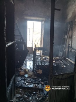 Arde una casa ocupada por personas sin hogar en Sanlúcar, que se encontraba vacía al iniciarse el fuego