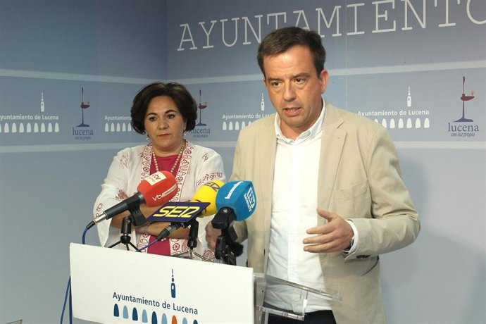 El alcalde de Lucena y presidente de la empresa municipal de Aguas, Aurelio Fernández, y la consejera delegada, María de la O Redondo.