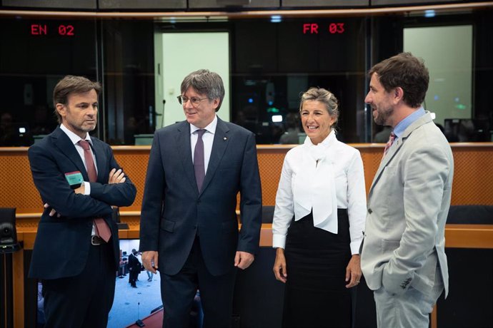 La vicepresidenta segunda del Gobierno y ministra de Trabajo en funciones, Yolanda Díaz (2d), el líder de Junts y eurodiputado, Carles Puigdemont (2i), el dirigente de En Comú Podem, Jaume Asens (1i) y el eurodiputado Antoni Comín (1d) durante un encuen