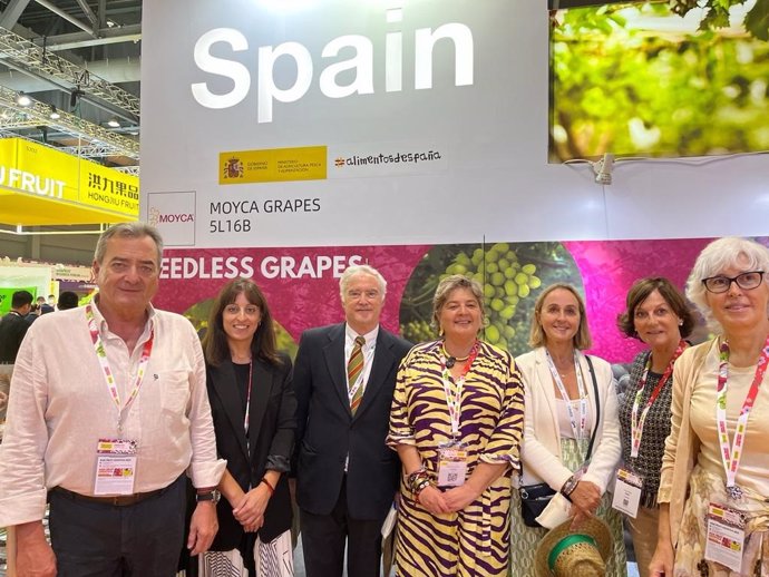 La directora general, Remedios García (2i) y el cónsul de España en Hong Kong, Miguel Aguirre (3i), durante su recorrido por los expositores de la Región