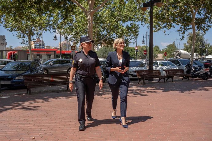 Archivo - La consellera de Justicia e Interior, Elisa Núñez (d), junto a la comisaria jefe de la Policía de la Generalitat, Marisol Conde (i), 
