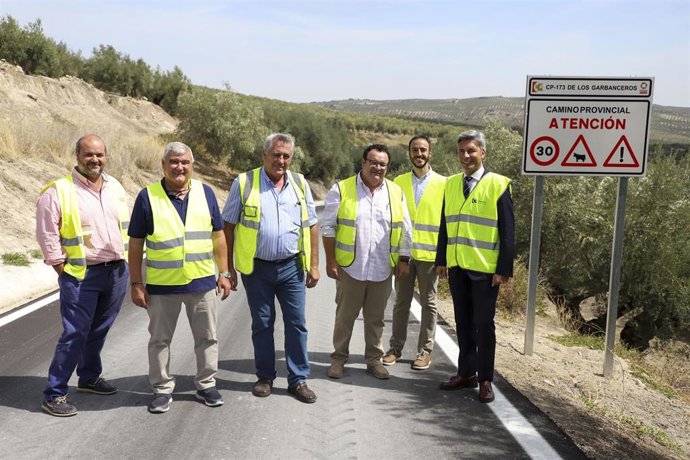 El vicepresidente primero y delegado de Infraestructuras, Sostenibilidad y Agricultura de la Diputación de Córdoba, Andrés Lorite (dcha.), en su visita a Nueva Carteya.