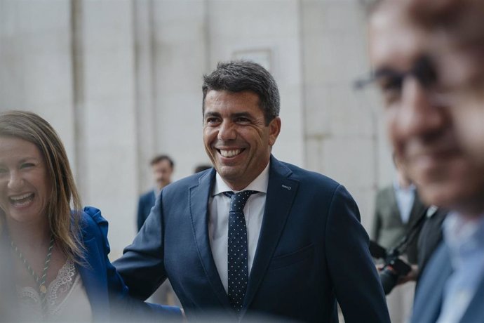 El president de la Generalitat, Carlos Mazón, a su llegada al peno del Consell, en el Ayuntamiento de Castellón