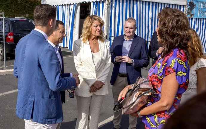 Imagen de la visita al recinto feiral de La Orden.