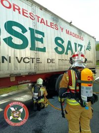 Se incendia la rueda de un camión que llevaba astillas de madera en la A-8 por Saltacaballo