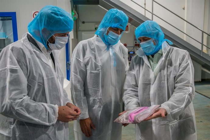 El conselleiro do Mar, Alfonso Villares, visita la factoría de Congalsa, en A Pobra