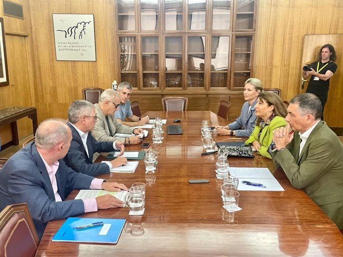 La consejera de Agricultura, Pesca, Agua y Desarrollo Rural, Carmen Crespo, reunida con el secretario de Estado de Medio Ambiente, Hugo Morán