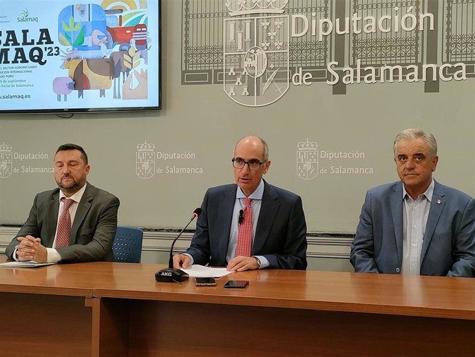 El presidente de la Diputación de Salamanca, Javier Iglesias (c), en la presentación del balance de 'Salamaq 23'