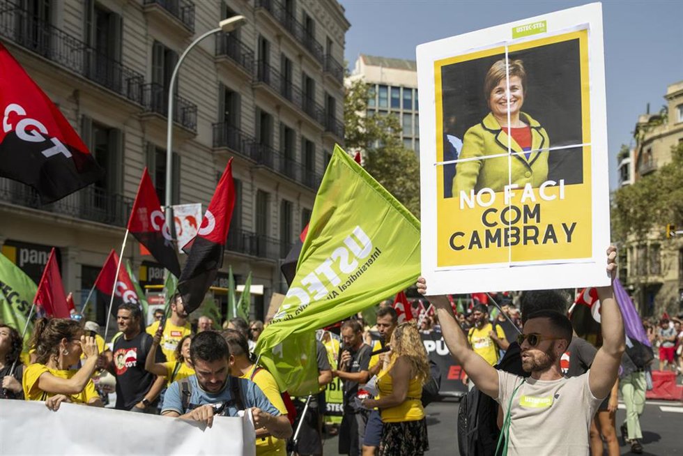 Una persona con una pancarta que reza: 'No faci com Cambray' durante la huelga de profesores de Catalunya el día que comienza el curso escolar, a 6 de septiembre de 2023, en Barcelona, Catalunya (España).