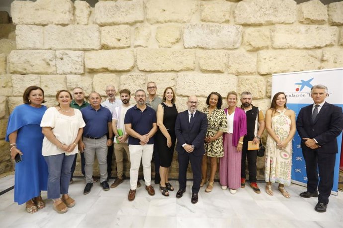 Eva Contador (centro) con representantes de entidades sociales y la Fundación 'la Caixa'.