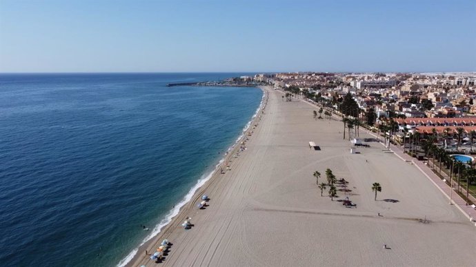 Vista aérea de la playa La Romanilla, en Roquetas de Mar (Almería)