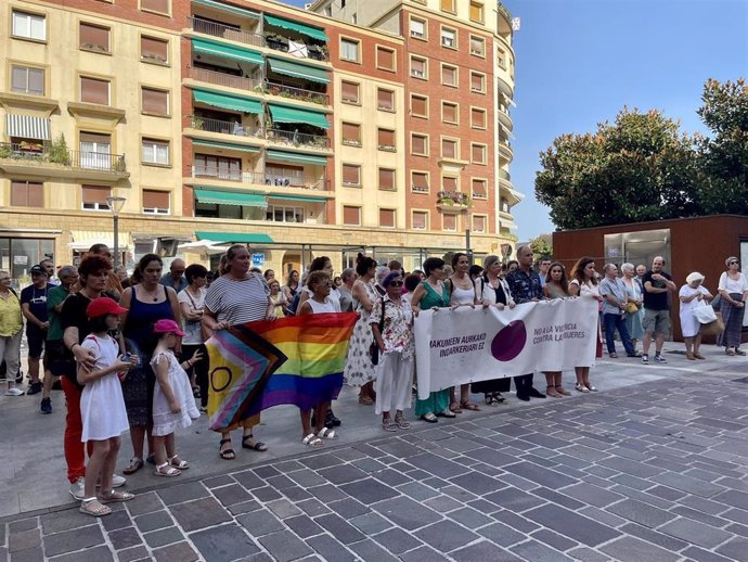 Representantes institucionales y vecinos de Hondarribia se concentran para denunciar las dos agresiones sexistas