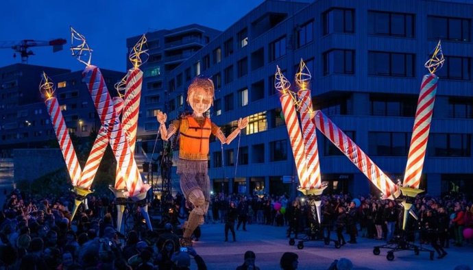 Cie. L'homme debout presenta 'Mo et le ruban rouge', una propuesta de gran formato itinerante con un títere gigante de siete metros de altura que pasejará por las calles de Trrega (Lleida)