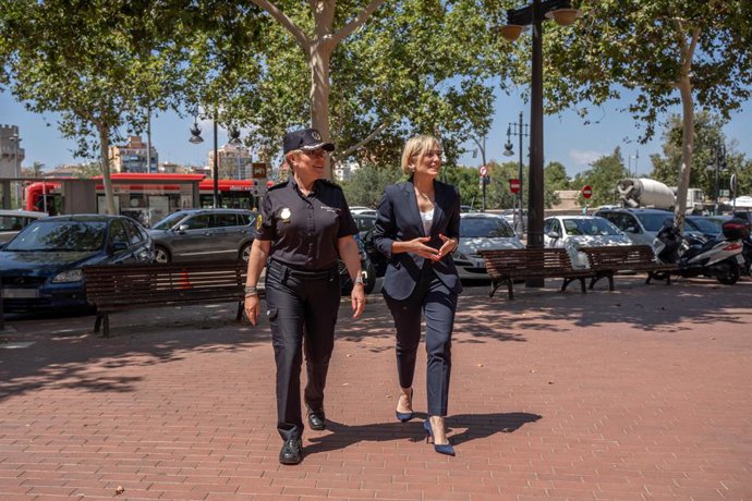 Archivo - Arxiu - La consellera de Justícia i Interior, Elisa Núñez (d), al costat de la comissria cap de la Policia de la Generalitat, Marisol Conde (e), 