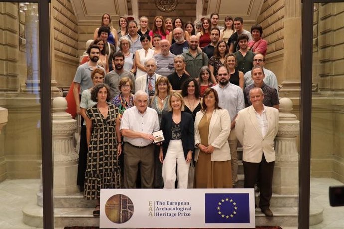 Diputación de Gipuzkoa rinde un reconocimiento institucional a Aranzadi por el Premio Europeo de Patrimonio Arqueológico