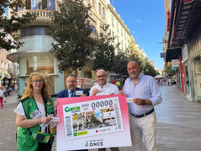 Presentación del cupón de la ONCE que llevará la imagen de la calle Cruz Conde de Córdoba.