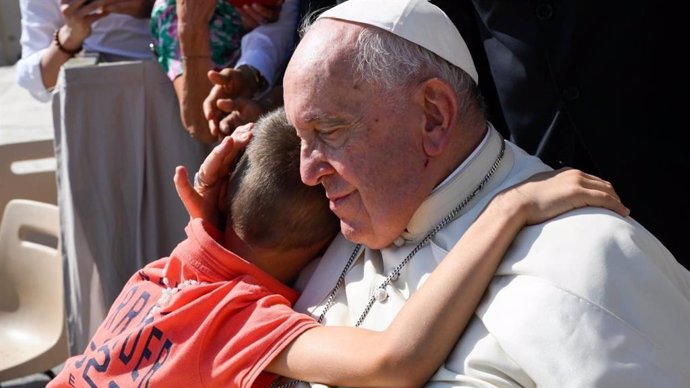 Un niño abraza al Papa Francisco durante la audiencia general de este miércoles