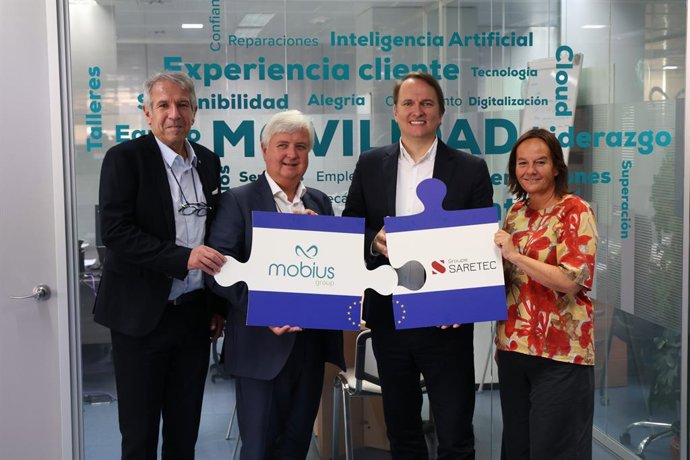Los representantes de Mobius Group y del grupo Saretec durante el anuncio de la adquisición.