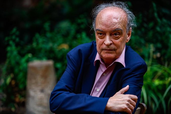 Archivo - El escritor Enrique Vila-Matas presenta su novela 'Montevideo' (Seix Barral) en La Central del Raval, a 31 de agosto de 2022, en Barcelona, Cataluña (España). Durante la rueda de prensa, Vila-Matas ha presentado su libro, Montevideo, un trat