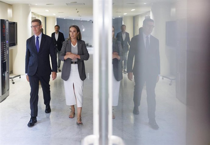 El presidente del PP, Alberto Núñez Feijóo y la secretaria general del PP, Cuca Gamarra