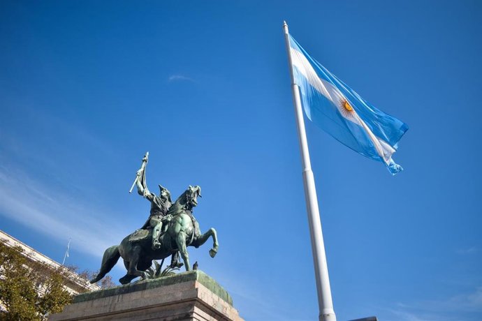 Archivo - May 20, 2023, Buenos Aires, Ciudad Autonoma de Buenos Aires, Argentina: The flag of Argentina waves over the statue of General Manuel Belgrano on May 20 2023 in Buenos Aires, Argenitna.