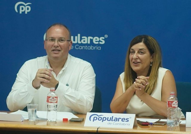 El vicesecretario de Organización del PP, Miguel Tellado, y la presidenta de Cantabria y el PP, María José Sáenz de Buruaga