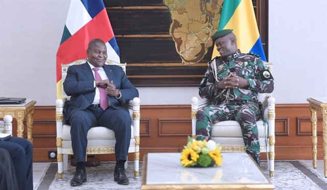 El presidente de República Centroafricana, Faustin Archange Touadéra, enviado de la CEEAC, junto al líder del CTRI, Brice Oligui Nguema