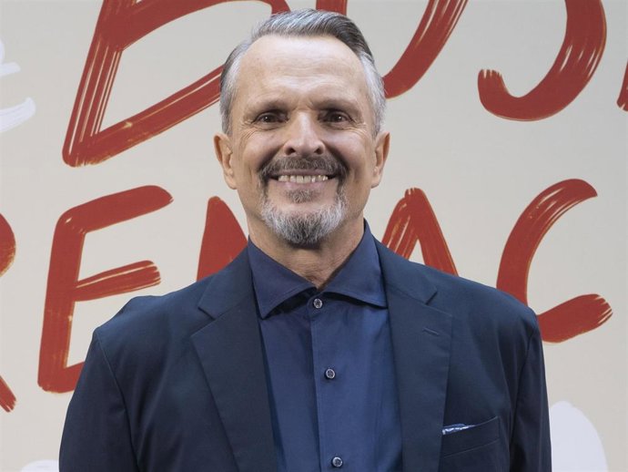 El cantante Miguel Bosé posa a su llegada a la presentación de la producción Bosé Renacido de Movistar Plus+, en la XV edición del Festival de Televisión FesTVal de Vitoria