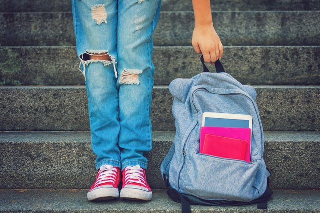 Archivo - Estudiante con una mochila