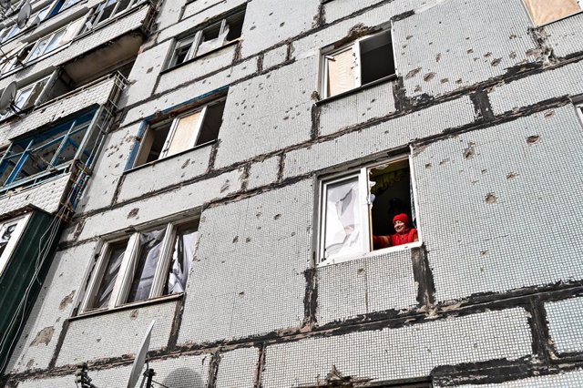 Archivo - Edificio de viviendas atacado por las fuerzas rusas en Stepnogirsk, en la región de Zaporiyia