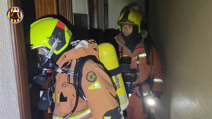 Bomberos sofocan un incendio en vivienda