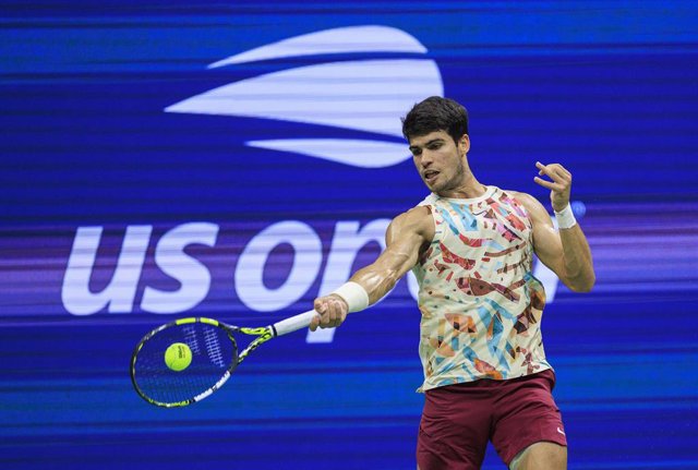06 September 2023, US, Flushing: Spanish tennis player Carlos Alcaraz in action against Germany's Alexander Zverev during their Men's Singles Quarter-final match of the 2023 US Open at the USTA Billie Jean King National Tennis Center. Photo: Javier Rojas/