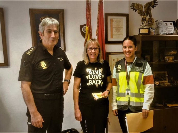 Imagen de la entrega del dinero a la vecina que se lo encontró hace dos años en un cajero.