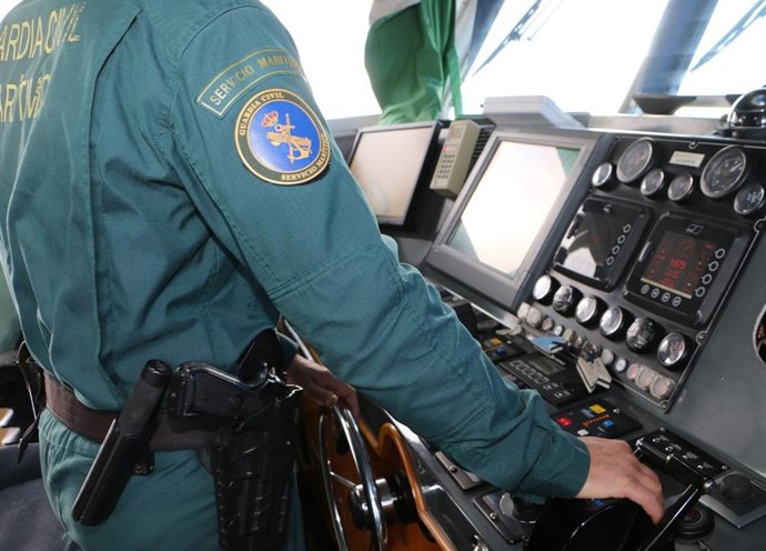 Archivo - Agente de la Guardia Civil en una embarcación en una imagen de archivo.