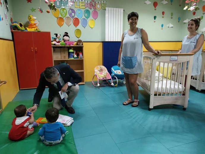 El alcalde de Logroño, Conrado Escobar, visita la Casa Cuna en el inicio del curso escolar