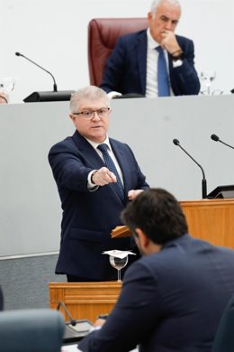 El portavoz del Grupo Parlamentario Socialista, José Vélez, en la segunda sesión del debate de investidura del Presidente de la Comunidad Autónoma de la Región de Murcia.
