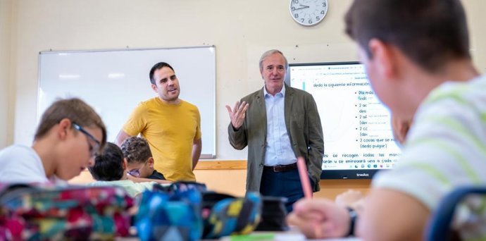 El presidente de Aragón, Jorge Azcón, en el Colegio Pintor Pradilla durante el primer día de curso.