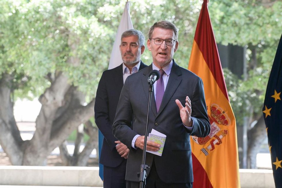 El presidente nacional del PP y candidato a la presidencia del Gobierno, Alberto Núñez Feijóo, durante una rueda de prensa tras su reunión con el presidente del Gobierno de Canarias y líder de Coalición Canaria (CC), en la sede de la Presidencia de Sant
